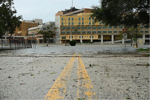 Storm surge from Hurricane Idalia along Bayshore Boulevard, Tampa, Florida. Tampa General Hospital is the yellow building across the channel, August 30, 2023. Photo: Andrew Heneen/CC BY 4.0 DEED